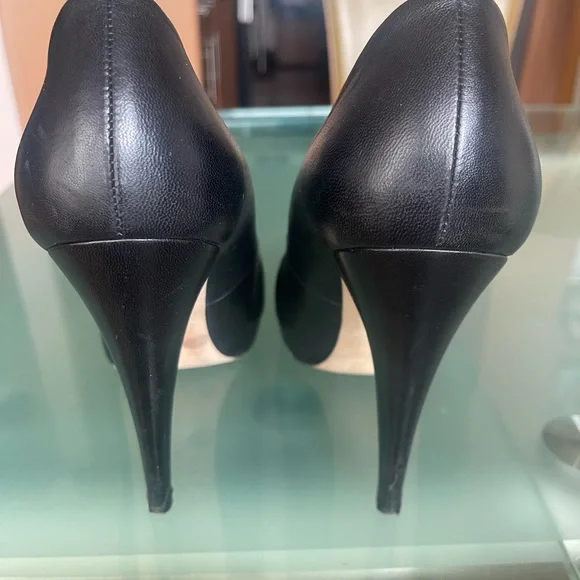 Chanel interlocking logo pumps